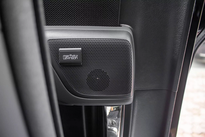 Lexus LM phiên bản này có vách ngăn riêng tư, sử dụng kính có điều chỉnh bằng điện để nhiều chế độ như trong suốt hoặc mờ đục để tạo sự riêng tư cho khoang ông chủ. Vị trí này tích hợp màn hình giải trí có kích thước 26 inch và tủ lạnh mini.