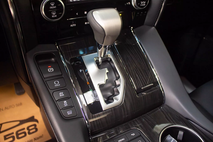 Lexus đã sử dụng nhiều vật liệu cao cấp cho LM300h với ghế ngồi được bọc da Semi-Aniline, nội thất nhiều chi tiết như vô lăng được ốp gỗ Shimamoku cao cấp. Phiên bản nhập về sử dụng nội thất ghế bọc da màu Đen. Vô lăng bọc da, ốp gỗ. Đồng hồ hỗ trợ lái kiểu analog kết hợp với màn hình 4.2 inch TFT.