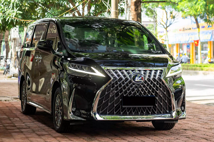 Chiếc Lexus LM thế hệ mới này thuộc phiên bản LM300h, xe được đưa về nước theo diện nhập khẩu tư nhân. Theo đơn vị nhập khẩu cho biết, chiếc LM300h này có giá bán sau thuế khoảng 9,2 tỷ đồng. Giá trị bằng 2 chiếc Toyota Alphard phiên bản Luxury đang được Toyota Việt Nam (TMV) phân phối với giá 4,038 tỷ đồng.