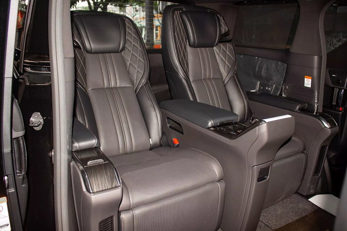 Chiếc LM300h nhập về nước này thuộc phiên bản Royal Lounge với tùy chọn 4 chỗ ngồi (2 trước, 2 sau). Chỉ có phiên bản này mới được trang bị vách ngăn riêng tư ngăn cách giữa khoang lái và khoang ông chủ. Khoang ông chủ cũng chính là vị trí hàng hàng đầu và quan trọng trên LM với nhiều tiện nghi hàng đầu.