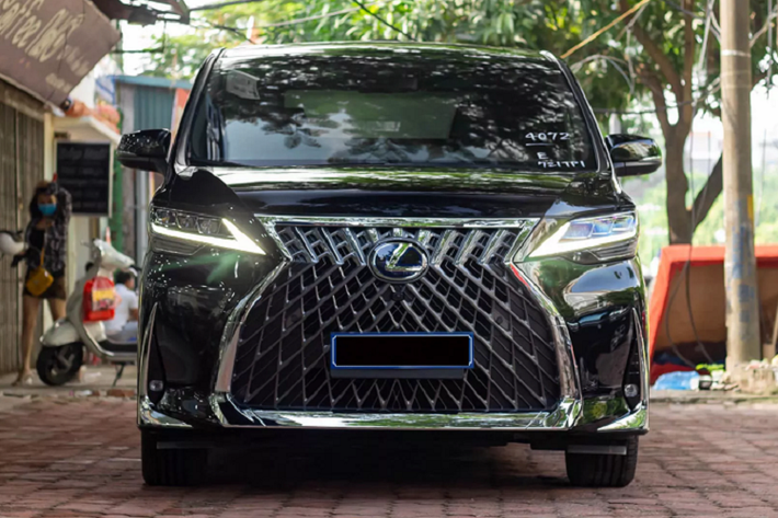 Như đặc trưng các dòng xe sang của thương hiệu Lexus, nội thất của dòng LM300h được thiết kế để mang đến tiện nghi độ sang trọng tối đa cho các chủ nhân. Trên dòng LM, mặc dù những tinh hoa đều mọi thứ đều tập trung cho khoang ông chủ, tuy nhiên khoang lái cũng mang nhiều tiện nghi không kém.