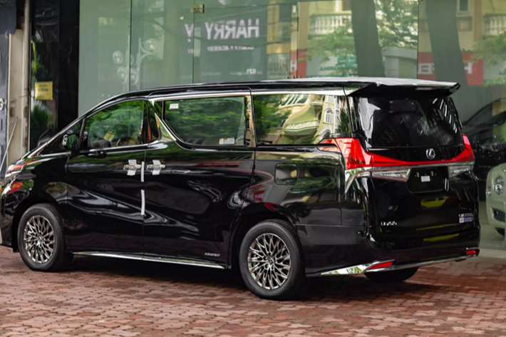 Có thể khẳng định, Lexus LM là dòng xe giá bán đắt nhất trong phân khúc xe MPV hạng sang tại thị trường Việt. Trên thực tế, khách hàng mua xe MPV cao cấp để sử dụng cá nhân tại Việt Nam đa số là xe Toyota Alphard. Những chủ nhân của Alphard thường có trong nhà khá nhiều dòng xe khác như sedan hay SUV hạng sang cỡ lớn.