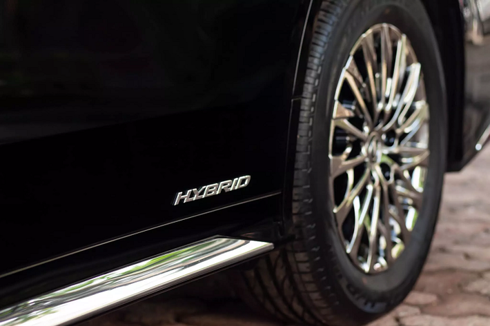 LM được phát triển dựa trên nền tảng khung gầm của Toyota Alphard. Xe sở hữu phong cách thiết kế cầu kỳ, sang trọng của thương hiệu Lexus được thể hiện qua nhiều điểm đặc trưng như ụm lưới tản nhiệt tạo hình con suốt “Spindle Grille” và đèn pha full-LED có thiết kế góc cạnh đầy sắc sảo.