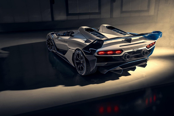 Chưa hết, Lamborghini SC20 còn được trang bị cánh gió đuôi bằng sợi carbon cỡ lớn ở phía sau. Người dùng có thể chỉnh cánh gió này ở 3 vị trí khác nhau, bao gồm thấp, tầm trung và cao.