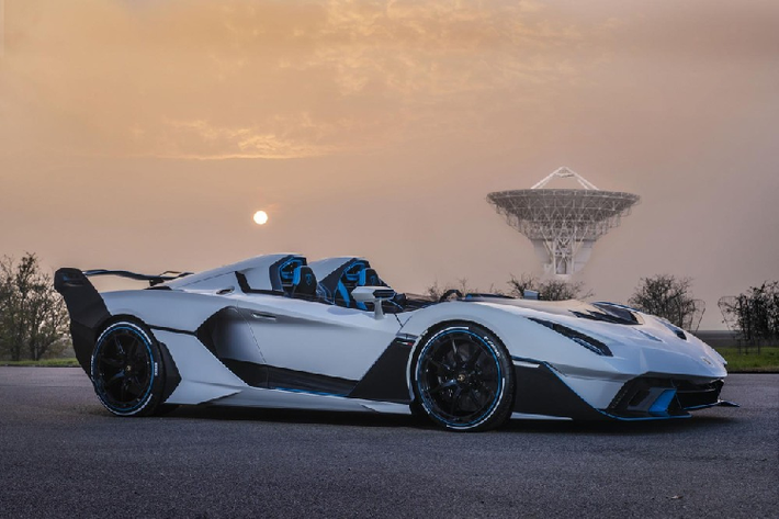 Theo ông Mitja Borket, giám đốc thiết kế của Lamborghini Centro Stile, chiếc siêu xe có một không hai này được thiết kế với cảm hứng từ Diablo VT Roadster, Aventador J, Veneno Roadster và Concept S. Kết quả là một chiếc siêu xe mui trần kết hợp giữa sự sáng tạo và tinh thần đua xe.