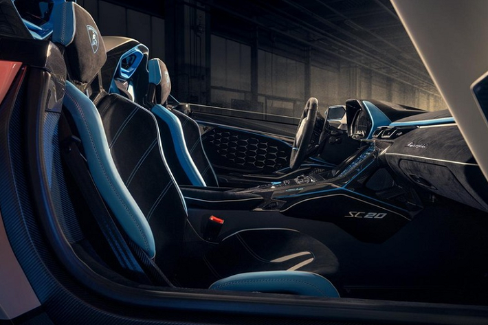 Khi ngắm nhìn siêu xe độc nhất vô nhị này, chúng ta có thể thấy bộ chẻ khí trước nổi bật với chi tiết như vây cá hai bên. Trong khi đó, khe gió trên nắp ca-pô của Lamborghini SC20 lại giống với xe đua Huracan GT3 EVO.