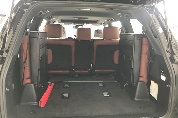 Nội thất của Lexus LX570 Super Sport 2021 rất cao cấp và tiện nghi với bọc da bò đắt tiền, màn hình trung tâm 12,3 inch, dàn âm thanh Mark Levinson 19 loa, 2 màn hình lớn cho hàng ghế sau, đầu DVD 3 màn hình tai nghe điều khiển, hệ thống điều hòa tự động 3 dàn...