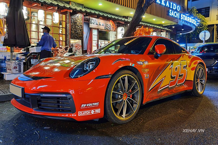 Cụ thể, để thực hiện thành công quá trình "thay áo" cho siêu phẩm Porsche 911 Carrera S bản độ này, chủ nhân của chiếc xe đã sử dụng phương pháp dán đề-can truyền thống. Trong bộ phim Cars, những chiếc xe trong phim đều được mô phỏng dựa trên các mẫu xe ngoài đời và trong đó hình bóng của chiếc 911 đã trở nên quá đỗi huyền thoại. Chính vì vậy, việc đổi "bộ cánh" của chiếc Porsche 911 Carrera S mang phong cách McQueen từ bộ phim này được xem là một lựa chọn rất hợp lý về thẩm mỹ.