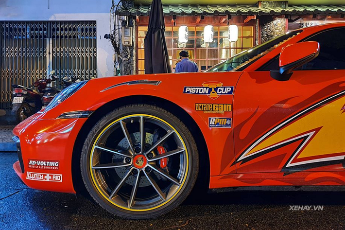 Thêm vào đó, chiều dài cơ sở của xe cũng được điều chỉnh lớn hơn thế hệ trước 45 mm đồng nghĩa với việc không gian ngồi trong xe sẽ rộng rãi và thoải mái hơn. Ở phía đuôi xe, cụm đèn hậu được nối với nhau bằng một dải LED sắc bén giống với mẫu Porsche Mission E được ra mắt cách đây không lâu. Cặp ống xả hình tròn đặt gọn gàng ở đuôi xe tạo cảm giác ''nuột nà'' hơn. Nắp động cơ phía sau cũng được tinh chỉnh lại.