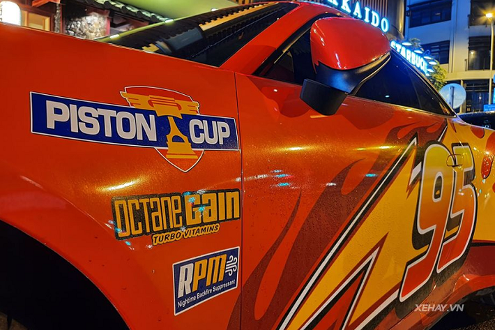 Nhìn từ phía trước, có thể thấy ngay cụm đèn pha đã được trau chuốt lại sắc nét hơn rất nhiều. Mui xe được định hình lại với đường gân dập nổi, vòm bánh xe cũng được mở rộng trên mọi phiên bản. Các cửa hút khí được sửa đổi và dải đèn LED chạy ban ngày nằm ngang cho cái nhìn hiện đại và tương lai hơn.