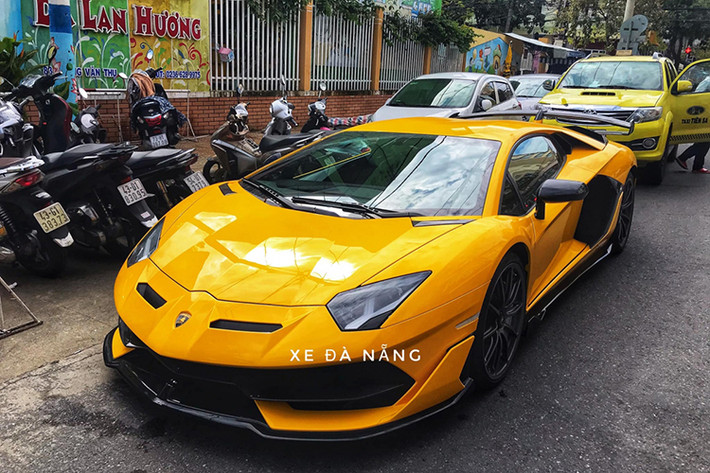 Do chưa có đại lý McLaren chính hãng tại Việt Nam nên việc đưa các siêu xe nước Anh về nước đều do các công ty nhập khẩu tư nhân thực hiện. Giá xe McLaren 720S Spider ở Việt Nam trên 23 tỷ đồng, còn tại thị trường Mỹ, các đại gia chỉ phải bỏ ra số tiền bắt đầu từ 7,3 tỷ đồng. Lý do McLaren 720S Spider có giá cao khi về đến Việt Nam là do cách tính thuế tại nước ta cao nhất thế giới.