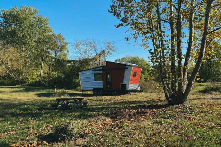 Không gian bên trong nhà được lắp hệ thống điều hòa để đáp ứng với các điều kiện thời tiết khác nhau. Nhà vệ sinh của GoSun Dream có lắp vòi sen, bồn rửa, tủ chứa các vật dụng và bồn xí có công nghệ làm phân hữu cơ.