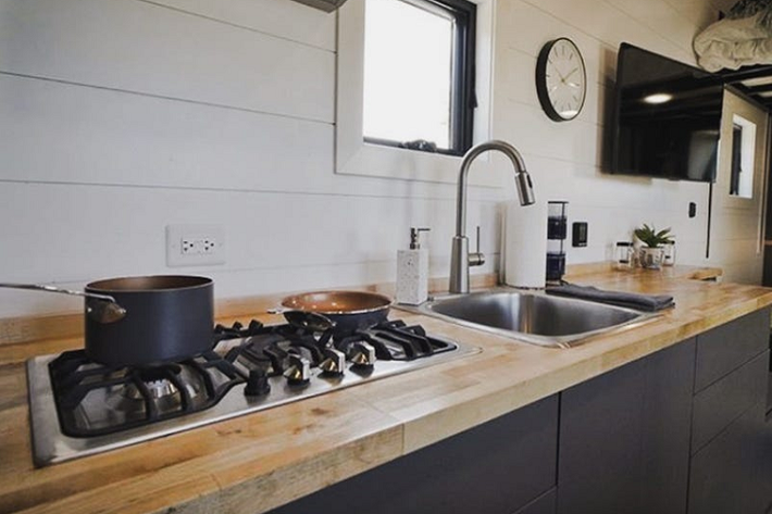 Trong gian bếp, mọi thứ mà một người đầu bếp cần đều được trang bị đầy đủ, bao gồm các dụng cụ nấu nướng, bồn rửa, máy hút mùi, bếp, tủ lạnh và lò nướng điện. Tất cả đều hoạt động nhờ năng lượng lấy từ các tấm pin Mặt Trời đặt trên mái nhà. Ngoài ra, còn có thêm một bếp di động để phục vụ nhu cầu nấu nướng ngoài trời cho các buổi tiệc.