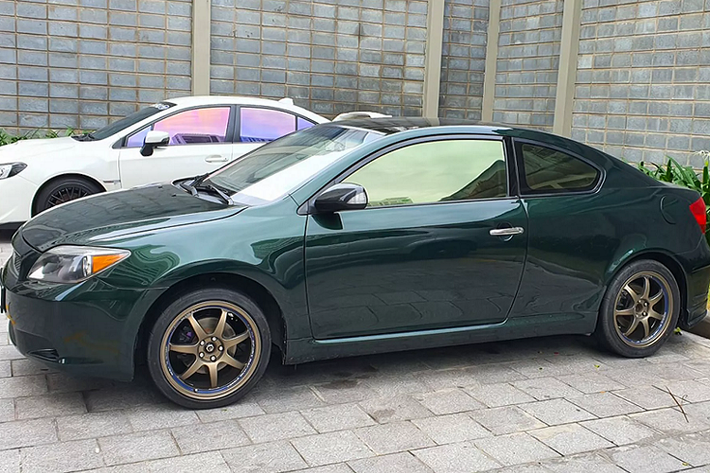 Scion tC Coupe sở hữu nội thất tương đối rộng rãi và thoải mái. Vì là một mẫu xe coupe thể thao phổ thông đời cũ, nên những tiện nghi của Scion tC ở mức đủ dùng như: cửa sổ chỉnh điện một chạm lên xuống, điều hòa không khí, vô lăng tích hợp điều khiển âm thanh vô lăng, hệ thống âm thanh Pioneer 160 watt, đầu CD,…