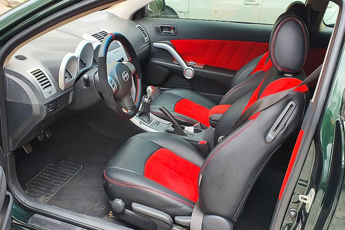 Chủ xe là một người chơi xe JDM nên dã “dọn” khá nhiều hạng mục nội ngoại thất cho xe. Cũng như về “zin” toàn bộ phụ tùng cho xe như cụm đèn pha mới, cản trước, đi kèm với việc sơn lại màu sơn Xanh Rêu mới. Bọc Da lại toàn bộ nội thất da, đi kèm với trang trí da lộn thể thao. Để mang chất thể thao đường phố hơn, “dàn chân” của xe đã được lắp bộ mâm đồ chơi 17 inch hiệu Weldsport (Nhật Bản) và hơn nữa.