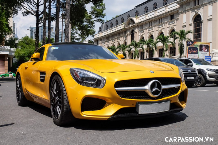 Chiếc Mercedes-AMG GT S thể thao xuất hiện trong bài viết là một ví dụ điển hình, mẫu xe thể thao này hiện chỉ có 2 chiếc tại Việt Nam. Mercedes-AMG GT S là dòng xe kế nhiệm chiếc SLS AMG, xe chính thức được “vén màn” tại triển lãm Paris Motor Show năm 2014. Không lâu sau đó, chiếc AMG GT S đầu tiên đã được mang về nước thông qua hình thức nhập khẩu chính hãng và đến nay vẫn là chiếc AMG GT S duy nhất được phân phối thông qua đại lí Mercedes-Benz Việt Nam.