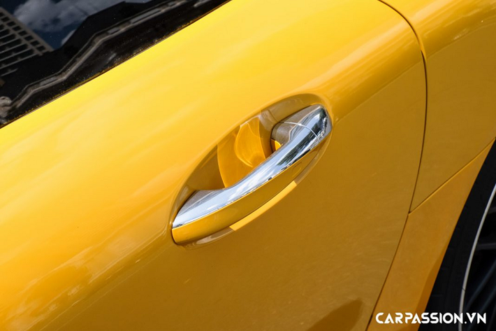 Đuôi xe tròn trịa với không nhiều điểm đáng chú ý, có lẽ Mercedes hướng đến việc tối giản nhằm cải thiện hiệu năng vận hành cũng như đảm bảo ngôn ngữ thiết kế “Sensual Purity” vẫn được thể hiện theo cách quyến rũ nhất có thể. Xe được trang bị một cánh gió nhỏ chỉnh điện, logo “AMG” và “GT S” được gắn ở hai bên đuôi xe, phía bên dưới là họng xả kép mạ chrome sáng bóng.