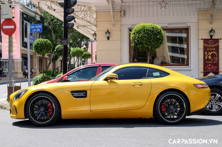 Khoang nội thất của Mercedes-AMG GT S được bọc da cao cấp, ghế ngồi mang phong cách xe đua với chỉ khâu tương phản. Hệ thống âm thanh trên xe gồm 11 loa của thương hiệu Burmester, công suất 1.000 W. Một số tính năng tiện ích có trên AMG GT S : hệ thống điều khiển truyền thông đa phương tiện COMAND Online với đầu đọc DVD, màn hình màu TFT 8,4 inch độ phân giải 960 x 540 pixel, bộ thu sóng phát thanh, đầu đọc thẻ SD, bộ nhớ lưu trữ nhạc 10 GB (tương thích định dạng MP3/WMA/ACC), kết nối Bluetooth, trình duyệt Internet.…