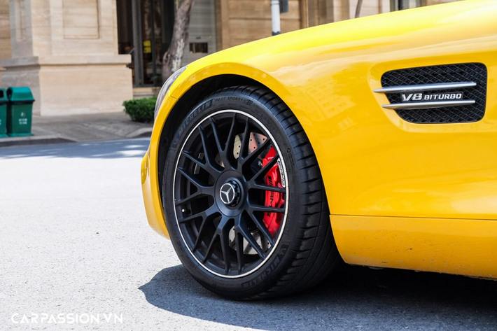 Xe sở hữu kích thước tổng thể gồm chiều dài x rộng x cao lần lượt là 4.546 x 1.939 x 1.288 (mm), chiều dài cơ sở 2.630mm. Để giảm thiểu tối đa “cân nặng” cho xe, các kỹ sư của hãng xe Đức đã sử dụng hợp kim nhôm siêu nhẹ để chế tạo thân xe, nhờ đó khối lượng của Mercedes-AMG GT S chỉ dừng ở mức 1.645 kg.