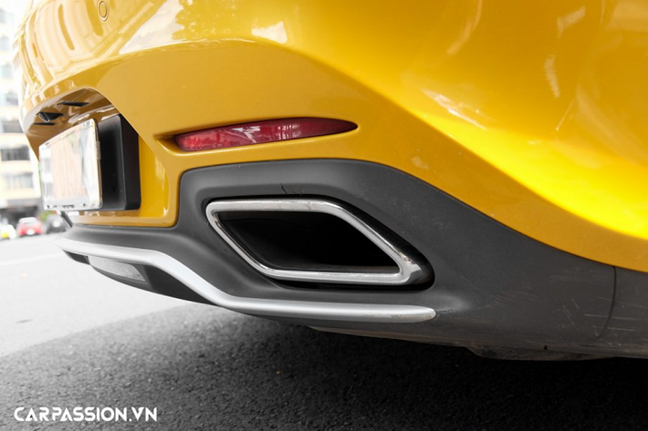 Cản trước có sự xuất hiện của mặt ca-lăng sơn đen mờ và một thanh chrome vắt ngang, logo ngôi sao 3 cánh to bản đặt ở vị trí trung tâm. Hai hốc gió có thiết kế hầm hố và phần nẹp phía dưới được sơn đen bóng tạo điểm nhấn. Cụm đèn chiếu sáng trên xe có tạo hình đẹp mắt và sử dụng công nghệ LED.