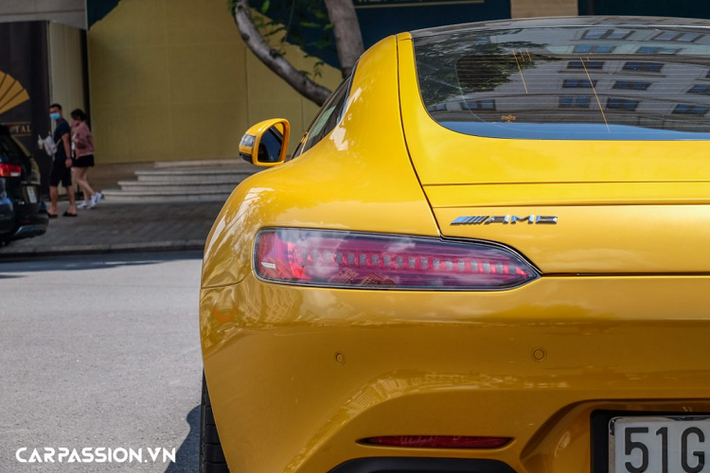 Xe được trang bị bộ mâm đa chấu mang thiết kế vô cùng mạnh mẽ và sơn đen mờ cá tính, bao quanh là viền kim loại. Bên trong là hệ thống phanh đĩa hiệu năng cao đi cùng với cùm phanh AMG sơn đỏ nổi bật. Hai bên hông xe là một khe gió hình tứ giác với 2 nan kim loại cắt ngang, xen giữa là dòng chữ “V8 Biturbo” tượng trưng cho khối động cơ mà mẫu xe thể thao này sử dụng. Nóc kính Panorama là trang bị tiêu chuẩn trên xe, gương chiếu hậu tròn được tích hợp đèn báo rẽ.