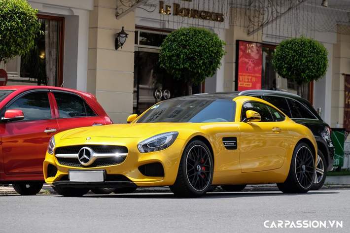 Mercedes-AMG GT S sử dụng khối động cơ V8 tăng áp kép, có dung tích 4.0 lít, sản sinh công suất tối đa lên đến 510 mã lực tại vòng tua máy 6.250 vòng/phút và mô men xoắn cực đại đạt mức 650 Nm tại dải vòng tua 1.750 – 4.750 vòng/phút. Nhờ hộp số 7 cấp thể thao AMG SPEEDSHIFT DCT cùng hệ thống dẫn động cầu sau, mẫu xe thể thao AMG GT S có khả năng tăng tốc từ 0-100 km/h chỉ trong vỏn vẹn 3,8 giây, trước khi đạt tốc độ tối đa 310 km/h. 
