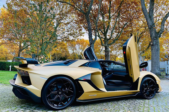 Được biết, giá xe Aventador SVJ Roadster ở tại thị trường Đức là 487.866 Euro (tương đương 13,2 tỷ đồng). Trong khi đó, các khách hàng ở Mỹ sẽ cần chi ra hầu bao 573.966 đô la (tương đương 13,32 tỷ đồng) để sở hữu.