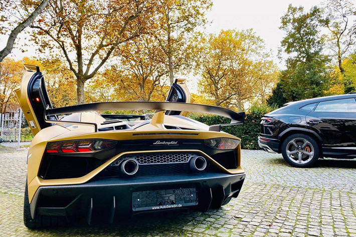 Tuy nhiên, vì lý do công việc, nên chiếc siêu xe mui trần Lamborghini Aventador SVJ Roadster bản giới hạn 800 xe trên toàn thế giới đã được doanh nhân này để lại nước ngoài, cụ thể là nước Đức nhằm tiện có xe di chuyển. Hiện chưa rõ doanh nhân này có mang siêu phẩm Lamborghini Aventador SVJ Roadster về nước hay không tuy nhiên nhiều người mê xe đã đoán ra được đây chính là đại gia siêu xe Cường Đô la.