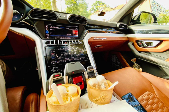 Siêu xe Lamborghini Aventador SVJ mui trần của doanh nhân Việt hiện đang công tác ở Đức có màu sơn nâu mờ hoàn toàn mới mang tên gọi Bronzo Zenas. Trước đó, một người Việt sinh sống ở Mỹ hiện là trưởng nhóm Gia Lai Team cũng đã sở hữu chiếc siêu xe mui trần Lamborghini Aventador SVJ Roadster mang bộ áo độc đáo này.