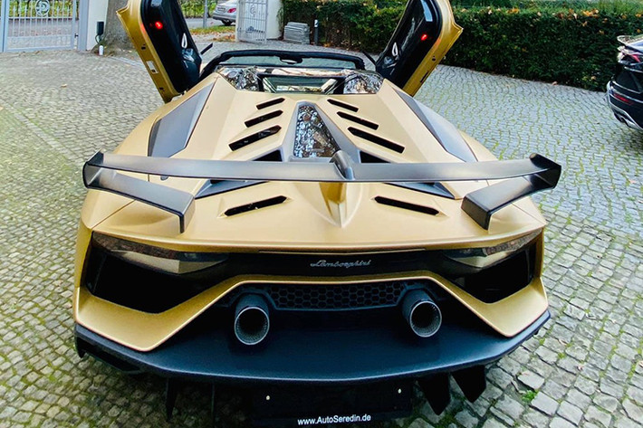 Ngay từ cái nhìn đầu tiên đã thấy siêu xe mui trần Lamborghini Aventador SVJ Roadster của doanh nhân Việt lột xác thiết kế hoàn toàn so với những chiếc Lamborghini Aventador SV mui trần. Điểm còn xót lại chưa được nâng cấp chính là cụm đèn pha và đèn hậu LED của xe. Nhìn chung, ngoại hình của Lamborghini Aventador Super Veloce Jota Roadster vẫn dựa trên thiết kế có sẵn của dòng siêu xe Lamborghini Aventador nhưng đã cải tiến lại cho phù hợp với sức mạnh của động cơ.