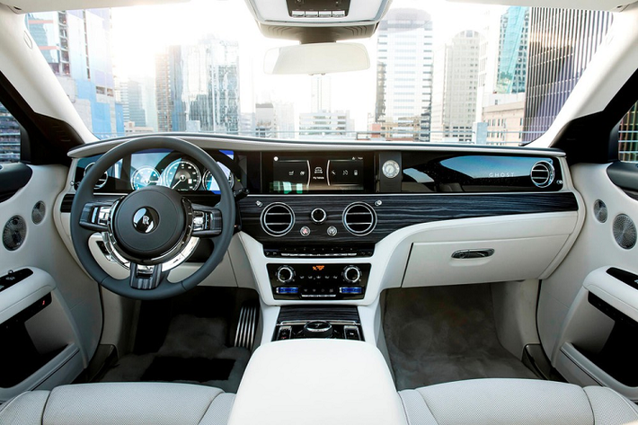 Dựa theo trang tin Bloomberg, kỹ sư trưởng của Rolls-Royce, ông Jon Simms cho biết rằng trong quá trình thử nghiệm ban đầu của giai đoạn phát triển 5 năm của Ghost thế hệ 2, chiếc xe đã yên tĩnh thái quá đến mức khiến những người ngồi thử trở nên chóng mặt mất phương hướng, "suýt chút nôn ọe".