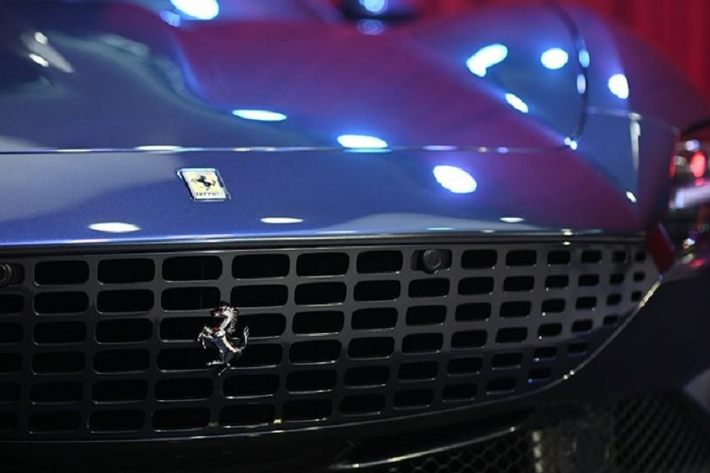 Hàng ghế sau trên siêu xe Ferrari Roma vẫn đủ chỗ cho người lớn ngồi nhưng tất nhiên là không thoải mái như các mẫu xe sedan.