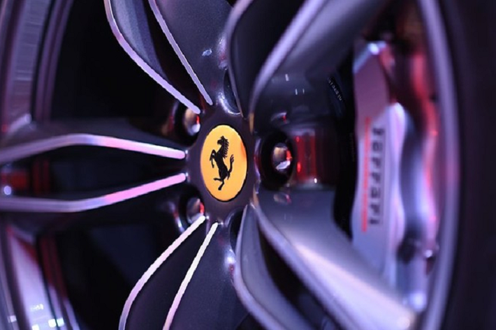 Hãng siêu xe Ý trang bị cho chiếc xe 4 chỗ ngồi Ferrari Roma động cơ V8, tăng áp, dung tích 3.9 lít, tạo ra công suất tối đa 620 mã lực và mô-men xoắn cực đại 760 Nm. Chiếc Coupe 2+ mới nhất của hãng siêu xe Ferrari được kết nối với hộp số ly hợp kép 8 cấp tương tự như Ferrari SF90 Stradale.