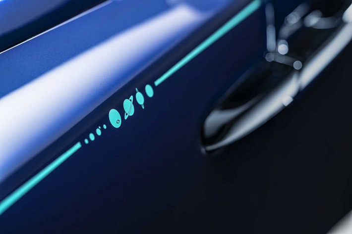 75% diện tích bề mặt Trái Đất được bao phủ bởi nước, đó là lý do tại sao chiếc Wraith này sở hữu màu sơn Royal Blue bên ngoài ngoại thất của nó. Chưa dừng lại ở đó, điểm nhấn đáng chú ý nhất của chiếc coupe siêu sang này phải kể đến đó là nắp ca-pô với hình ảnh toàn bộ khu vực Trung Đông được chụp từ không gian. Bức tranh toàn cảnh này bao gồm toàn bộ khu vực UAE và mở rộng sang những vùng lân cận như biển đỏ, biển Ả Rập và vịnh Oman.