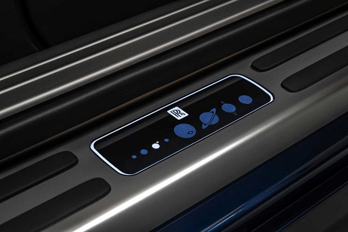 Sự độc đáo tiếp tục được mang vào bên trong khoang lái khi tại đây, các chi tiết đều được “thửa” với chủ đề bề mặt Trái Đất, môi trường và con người. Ghế ngồi được làm từ da Moccasin nhằm tái hiện lại cát của sa mạc Emirates. Các chi tiết tương phản màu Navy và Cobalto Blue được thêm thắt với vai trò miêu tả vẻ đẹp của các dòng sông và hồ trên khắp Trái Đất trong khi màu xanh Emerald tượng trưng cho các cánh rừng bạt ngàn. Logo chữ R kép được sơn màu trắng Arctic White kết hợp cùng chỉ khâu tạo nên hiệu ứng nước chảy và mây cho khoang lái.