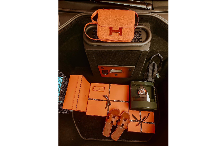 Chiếc siêu xe mui trần McLaren 720S Spider mà một "soái ca" đã đặt hàng hơn nửa năm để mua tặng cho vợ có ngoại thất sơn màu cam. Đây là chiếc McLaren 720S Spider thứ 2 tại Việt Nam có bộ áo này nhưng lại là chiếc có nhiều tuỳ chọn carbon hơn ở ngoại thất.