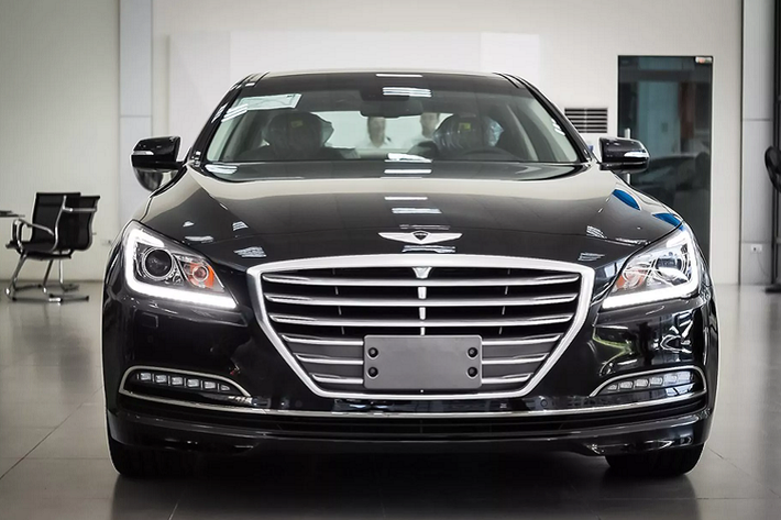 Ngay chính giữa bảng điều khiển trung tâm là màn hình cảm ứng 8 inch tích hợp hệ thống giải trí, định vị dẫn đường và camera lùi. Cụm điều khiển trung tâm bố trí nhiều nút bấm chức năng, xe được trang bị thêm đầu DVD “Lexicon” cao cấp, 7 loa giải trí, trang bị điều hòa tự động 2 vùng độc lập.