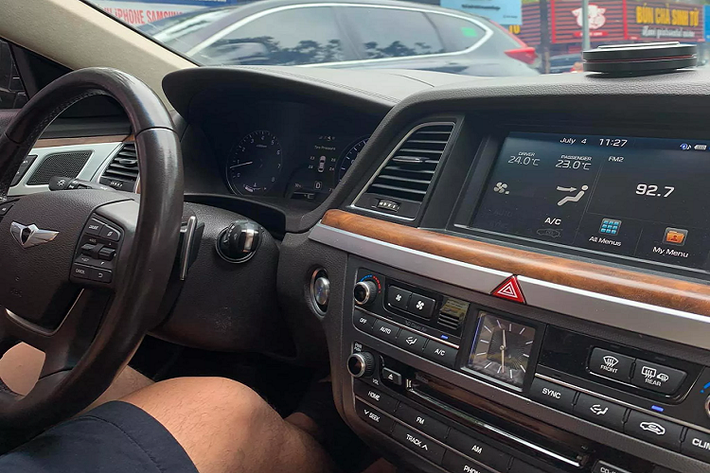 Chiếc Hyundai Genesis G80 2017 đang được một người dùng ở Thủ đô chào bán giá 1,015 tỷ đồng (ODO 70.000km). Hyundai Genesis G80 phiên bản này sử dụng động cơ V6 dung tích 3.3 lít Lambda, động cơ này cho công suất tối đa 278 mã lực tại 6.000 vòng/phút và mô-men xoắn cực đại 347Nm tại 5.000 vòng/phút. Sức mạnh được truyền xuống cầu sau (RWD) hộp số tự động 8 cấp (8AT).