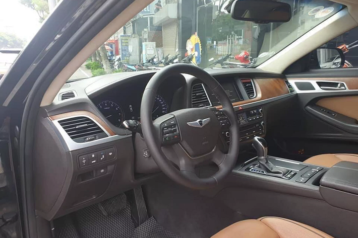 Tại Việt Nam, thương hiệu xe sang Genesis vẫn còn khá xa lạ với nhiều người, đa số khách mua xe sang tỏ ra e ngại với thương hiệu Genesis và chuyển sang các lựa chọn khác an toàn hơn. Doanh số thấp đã khiến TC Motor (trước đó là Hyundai Thành Công) đã ngừng phân phối xe Genesis từ nhiều năm qua.