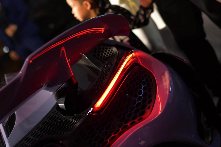 Ngoài ra là siêu xe McLaren 765LT còn có mô-men xoắn cực đại 800 Nm, tăng 30 Nm so với siêu xe McLaren 720S đang giữ nhiều danh hiệu ở các cuộc đua drag 400m hay 800m. Sức mạnh của khối động cơ trên siêu xe hàng hiếm McLaren 765LT sẽ chạy qua hộp số ly hợp kép bảy tốc độ đã có các tinh chỉnh làm cho việc sang số nhanh hơn 15% so với McLaren 720S. Ngoài sức mạnh tăng thêm đáng kể so với McLaren 720S, siêu xe McLaren 765LT còn nhẹ hơn 80 kg so với phiên bản tiêu chuẩn này.