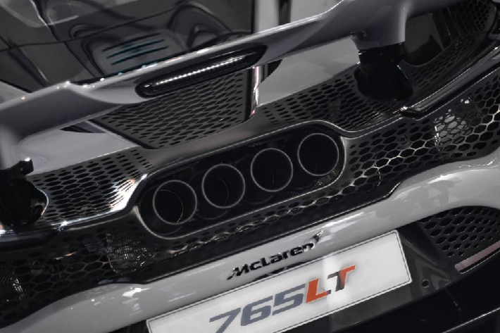 Để mang đến trọng lượng 1.229 kg cho siêu xe McLaren 765LT phải kể đến nhiều chi tiết được làm từ sợi carbon tiên tiến, ống xả titan với bốn cửa ra từ phía sau cũng như kính xe mỏng hơn. Siêu xe hàng hiếm McLaren 765LT sẽ cưỡi trên bộ bánh xe 10 chấu độc quyền đi kèm với lốp Pirelli P Zero Trofeo R. Phía bên trong là phanh gốm carbon lấy ý tưởng của McLaren Senna. Có thể thấy xe có bộ cản va trước, nẹp sườn hoàn toàn bằng carbon và thiết kế rất hầm hố trông như một mẫu xe bước ra từ đường đua.