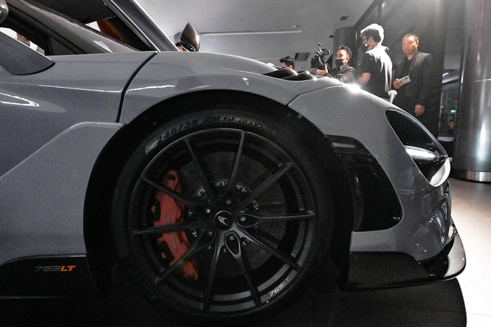 Hiện Thái Lan cũng là nước có mức giá xe McLaren 765LT cao nhất trên thế giới. Trước đó, danh hiệu này thuộc về Singapore với giá bán chưa có chi phí mua giấy phép sử dụng xe COE là 29,7 tỷ đồng. Trong số 765 chiếc siêu xe McLaren 765LT được sản xuất giới hạn sẽ có 8 chiếc dành cho thị trường Thái Lan.