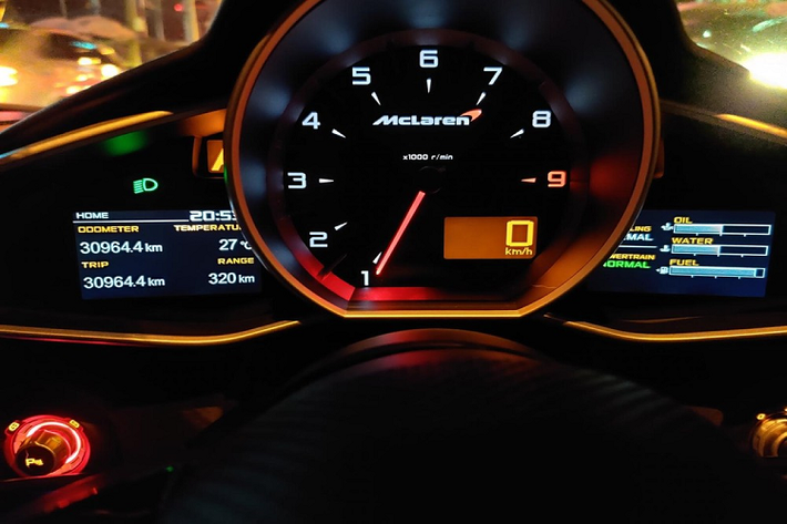 McLaren 765LT cũng chính là chiếc siêu xe McLaren có số lượng ống xả nhiều nhất hiện nay, với cụm pô tròn 4 lỗ xếp hàng ngang, hứa hẹn sẽ mang đến những âm thanh rất thú vị và đáng gờm hơn so với những gì McLaren 720S đã thể hiện quá tốt.