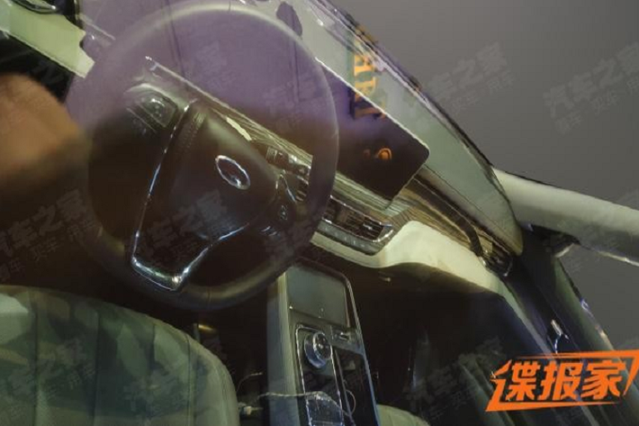 Ngoài ra, mặt táp-lô của mẫu xe SUV Ford Equator 2021 còn được ốp gỗ, tạo cảm giác sang trọng. Ở cụm điều khiển trung tâm, Ford Equator 2021 sẽ được trang bị núm xoay chuyển số và núm xoay chọn chế độ lái hoặc chỉnh hệ thống đa phương tiện. Phía trước 2 núm xoay này là khay nhỏ, có tác dụng để điện thoại hoặc các loại thẻ. Tiếp đến là 2 ngăn chứa cốc, nằm bên phải của các núm xoay.