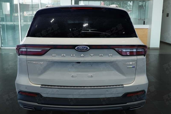 Như vậy, mẫu SUV này lớn hơn Ford Everest và nhỏ hơn Explorer. Bên cạnh đó là trọng lượng 1.750 và 1.830 kg, tùy phiên bản. Theo tin đồn, Ford Equator 2021 sẽ dùng động cơ xăng EcoBoost 4 xi-lanh, tăng áp, dung tích 2.0L với công suất tối đa 224 mã lực. Động cơ này cho phép xe đạt vận tốc tối đa 195 km/h đồng thời tiêu thụ lượng xăng trung bình 8 lít/100 km và 8,3 lít/100 km, tùy phiên bản. Hiện chưa rõ thời điểm bán và giá xe Ford Equator 2021 tại thị trường Trung Quốc.