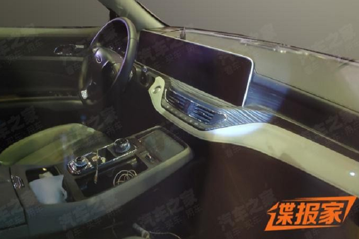 Khi mua mẫu SUV cỡ trung này, khách hàng Trung Quốc có thể chọn phiên bản 5 chỗ, 6 chỗ hoặc 7 chỗ. Ở bản cao cấp, xe sẽ được trang bị cửa sổ trời toàn cảnh 2 mảnh. Trong khi đó, bên ngoài, Ford Equator 2021 sở hữu lưới tản nhiệt trước cỡ lớn, đối lập với cụm đèn pha thanh mảnh. Cụm đèn pha này đi kèm đèn LED định vị ban ngày hình móc câu, nối liền với lưới tản nhiệt.