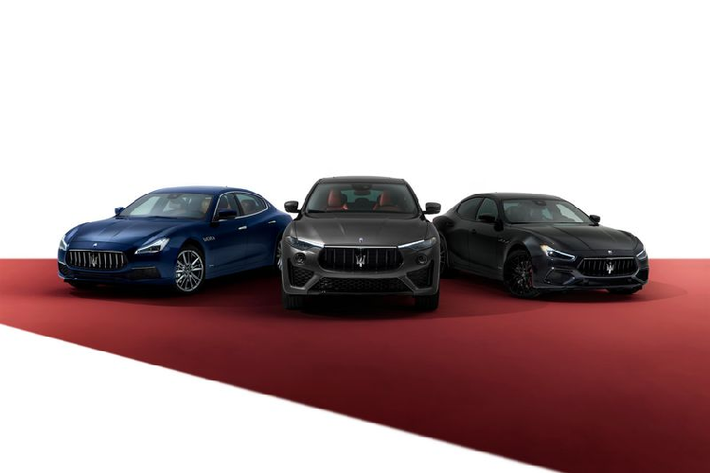 Kiểu dáng mới của mẫu xe sang Maserati Ghibli 2021 cũng bao gồm đèn hậu mới thiết kế kiểu boomerang và được hoàn thiện theo hiệu ứng ba màu khá thú vị: các cạnh màu đen, phần ở giữa màu đỏ và khu vực bên dưới màu trắng.