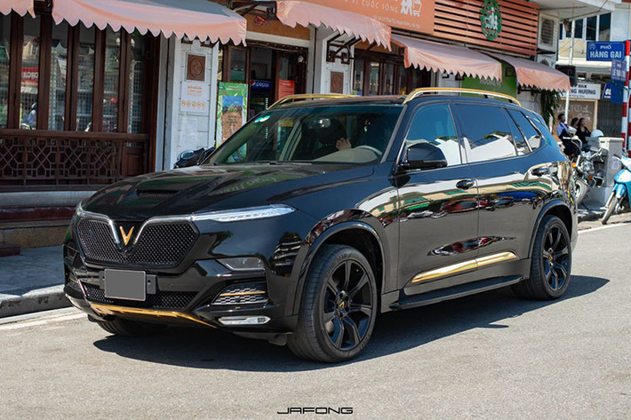 Xe được trang bị khối động cơ V8 6.2L với công suất tối đa 420 mã lực, mô-men xoắn cực đại 624 Nm, kết hợp cùng hộp số tự động 8 cấp và hệ dẫn động 4 bánh toàn thời gian, VinFast President có thể tăng tốc từ 0-100 km/h trong 6,8 giây, đạt vận tốc tối đa gần 300 km/h. Ngay từ thời điểm ra mắt, VinFast đã công bố ưu đãi dành cho 100 khách hàng đầu tiên đặt mua xe, giá xe VinFast President được hưởng mức giá ưu đãi là 3,8 tỷ đồng, thấp hơn đáng kể so với mức giá niêm yết tới 4.6 tỷ đồng.