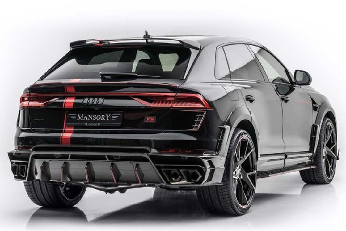 Đầu tiên ở phần ngoại thất, Mansory đã đưa lên chiếc Audi RS Q8 nguyên bản một "bộ cánh" hoàn toàn mới với tông màu chủ đạo là màu đen bóng. Bên cạnh những đường nét đầy tính khí động học và diện mạo thể thao từ bộ body-kit này, nhà độ Mansory còn trang bị trên đó rất nhiều chi tiết được làm từ sợi carbon như nắp ca-pô, cánh gió trước, nẹp thân, bộ khuếch tán sau, gốp gương chiếu hậu, cánh gió trên cửa cốp và cánh gió nóc xe.