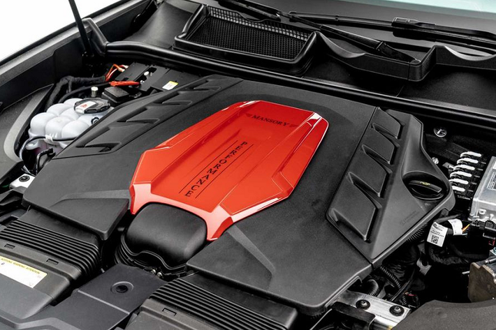 Từ đó, "Quái thú" làng SUV cao cấp đã gia tăng sức mạnh từ 592 mã lực/800 Nm mô-men xoắn ban đầu lên 770 mã lực/1.000 Nm mô-men xoắn.